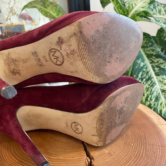 Michael Kors York Suede Pump - Picture 4 of 5